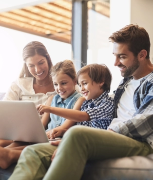 Famille qui surf sur le Web grâce aux solutions Net+ Fribourg